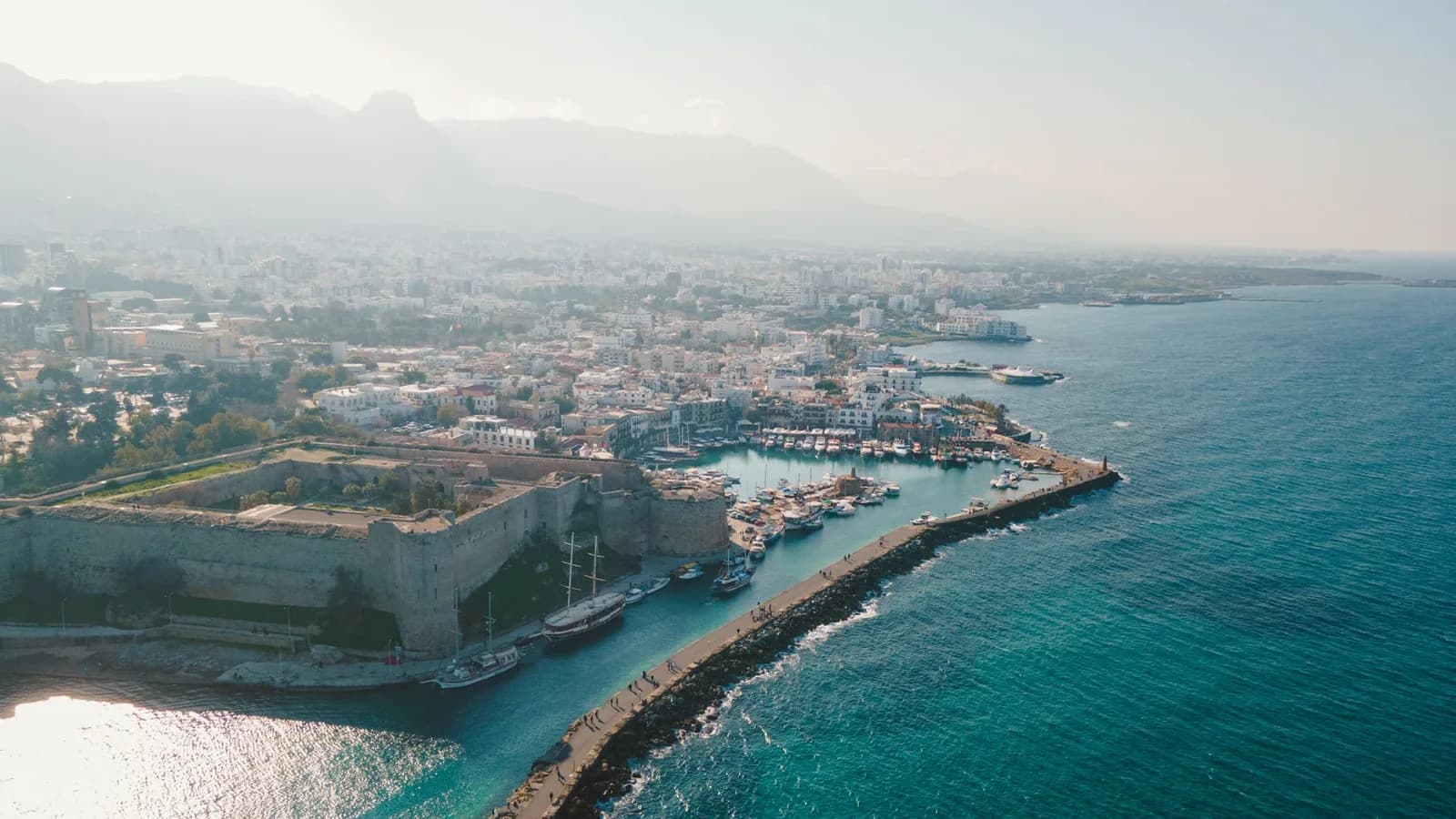Girne Kalesi surları ve liman girişleri