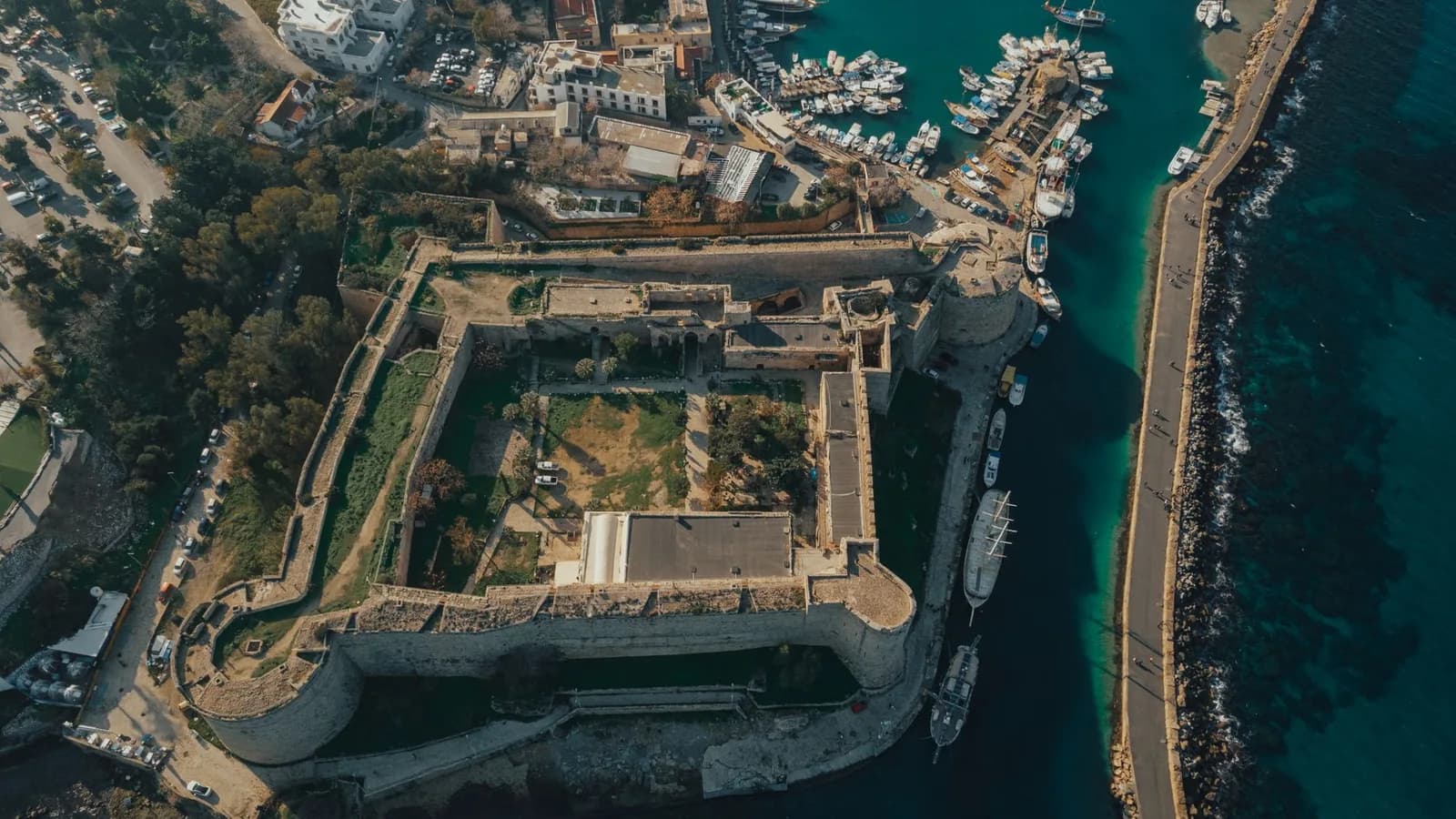 Girne tarihi limanı ve tekneler — Kuzey Kıbrıs