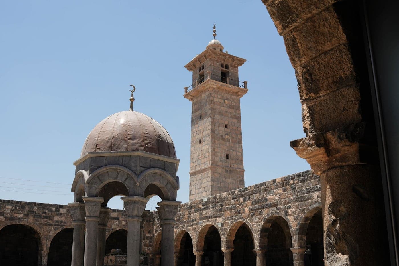Lefkoşa camii avlusu — taş mimari