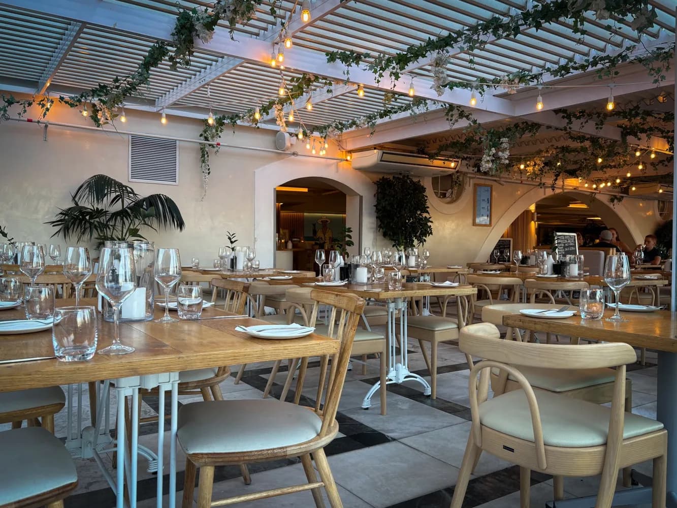 Bellapais Gardens Restaurant — Kıbrıs rehber kapak görseli