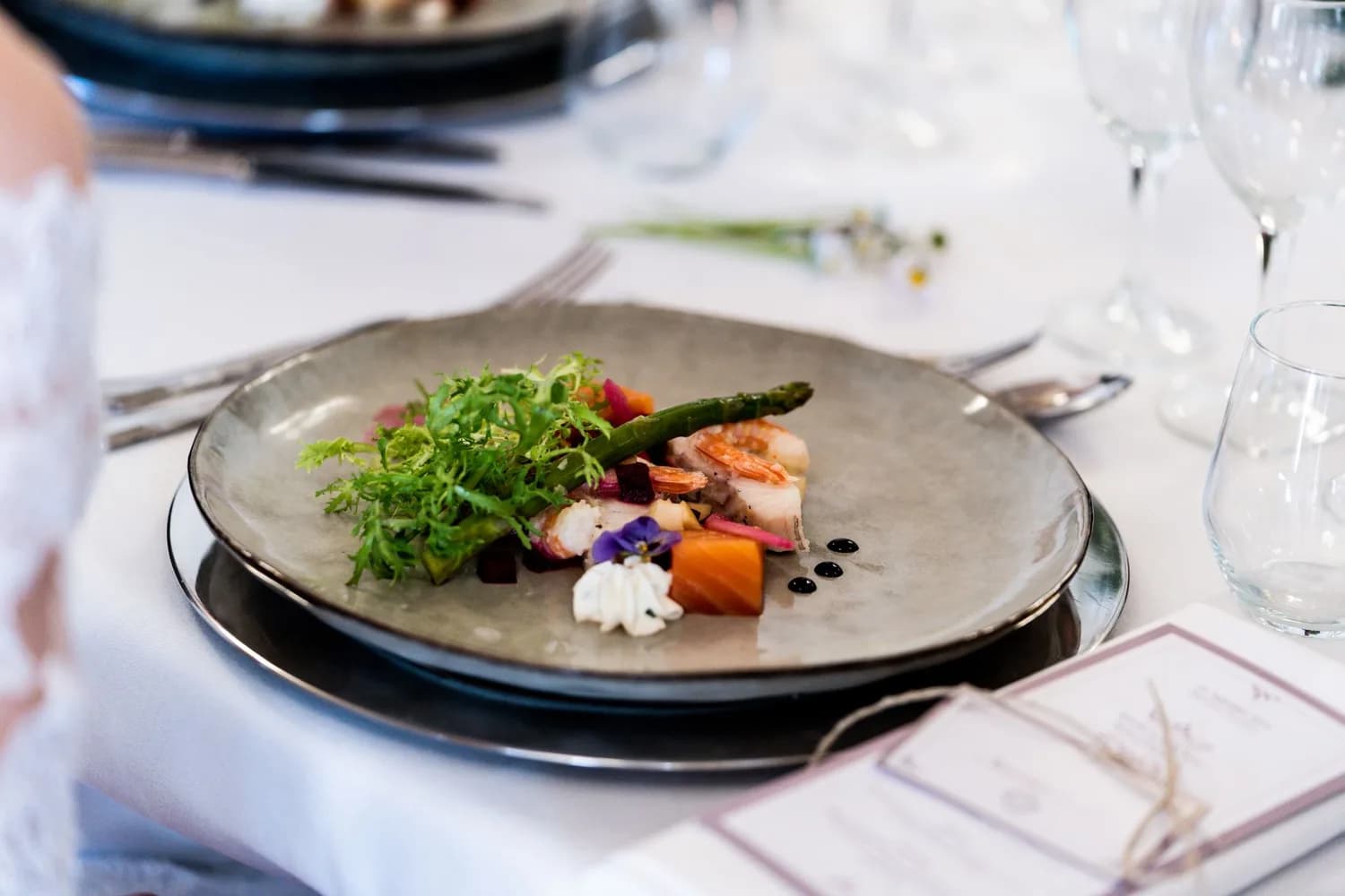Seasons Restaurant — Kıbrıs rehber kapak görseli