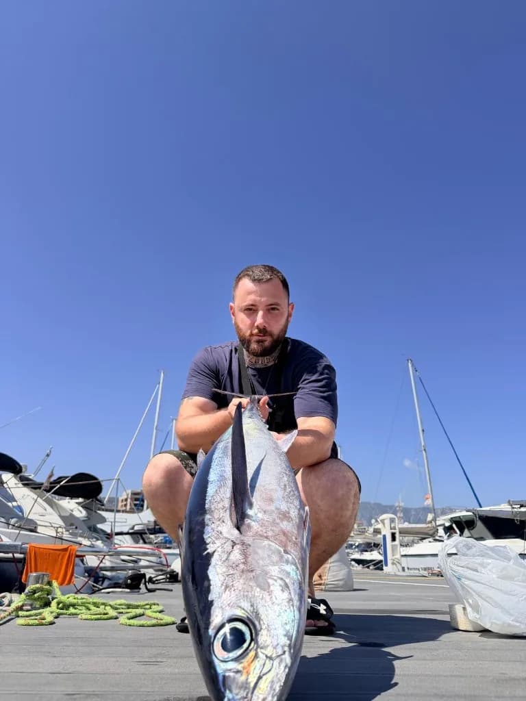 Dört ton ile liman selfie — Kıbrıs balık avı