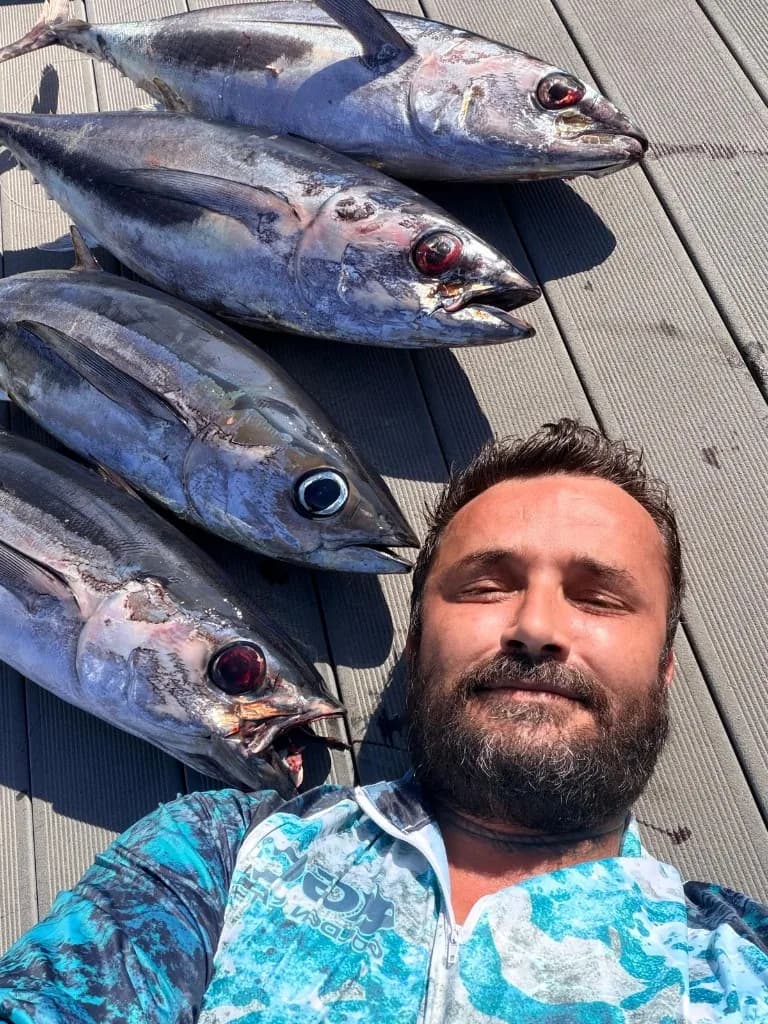 Güvertede dört büyük ton — taze av