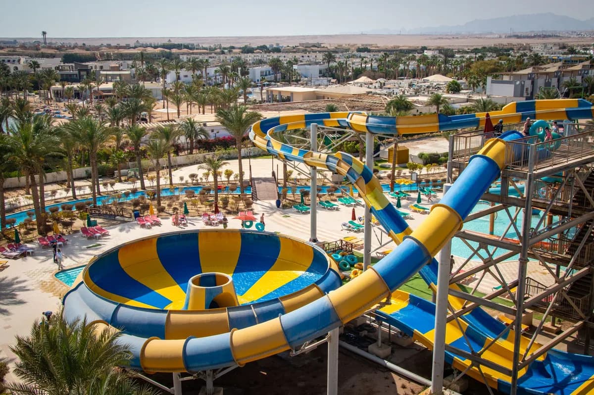Aquaparkta eğlence ve su kaydırakları