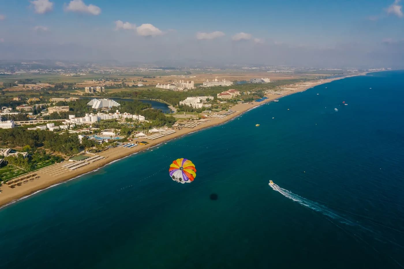 Deniz üzerinde parasailing keyfi