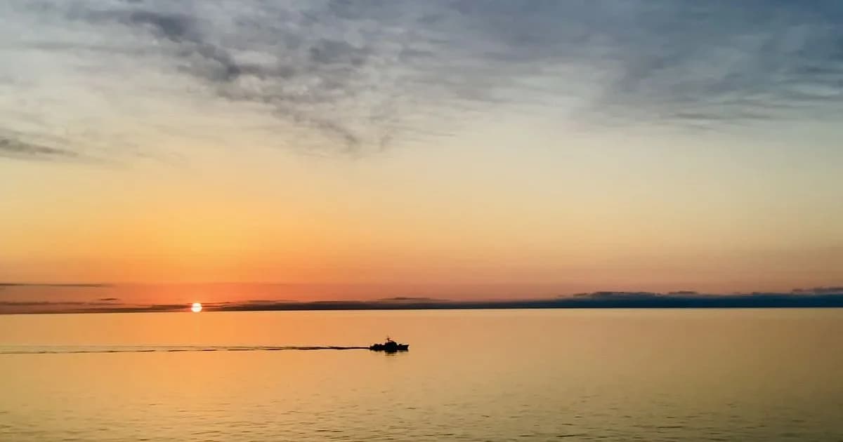 Gün batımında tekne ile deniz videosu