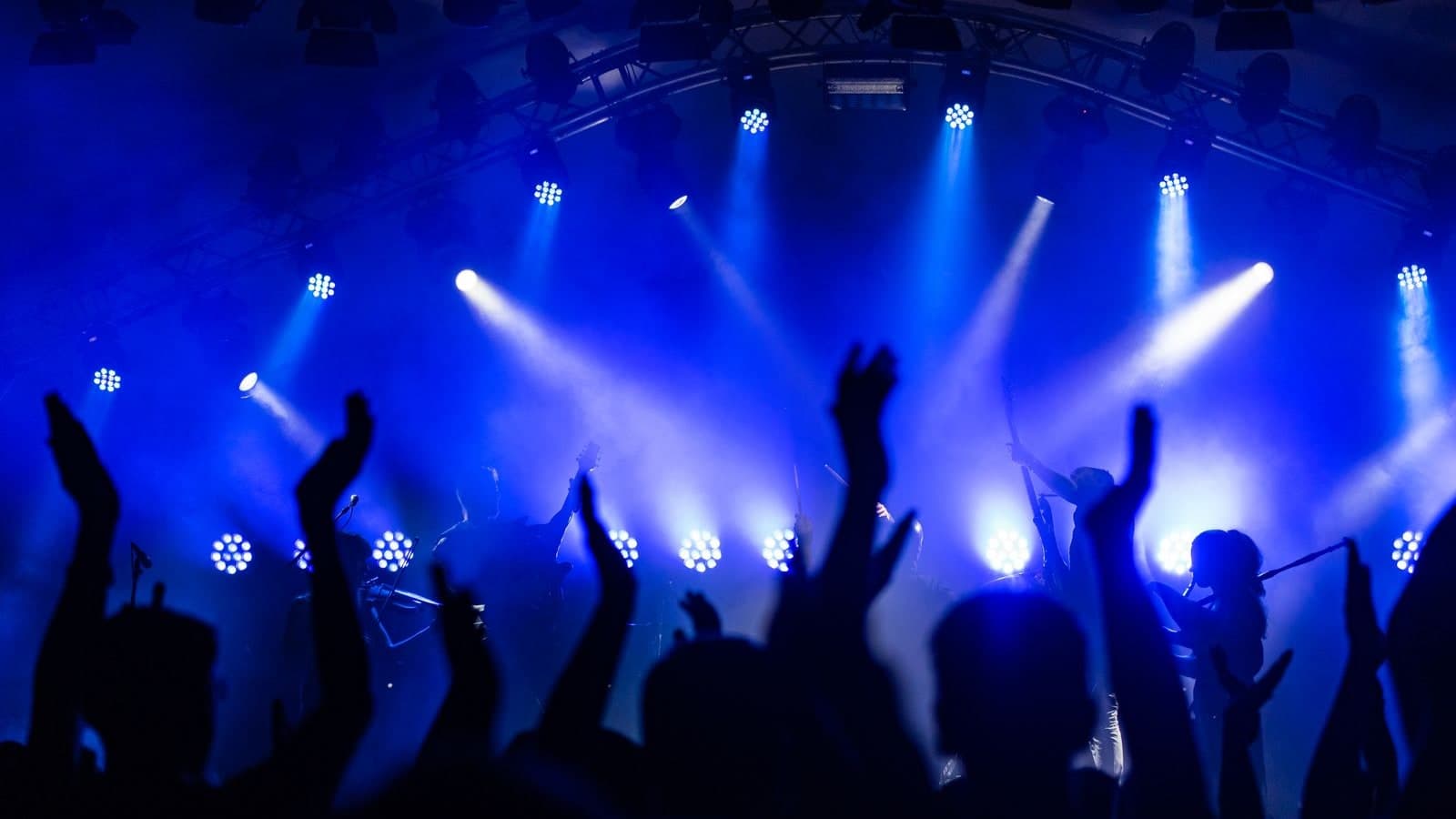 Anemon Night Club — dans ve sahne atmosferi, Girne