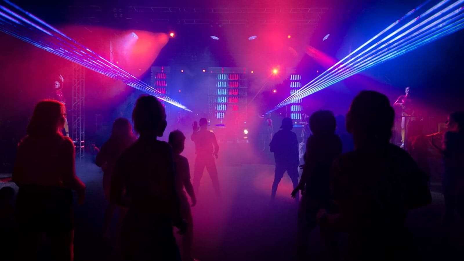 Dalga Pub Night Club — dans ve sahne atmosferi, Lefkoşa