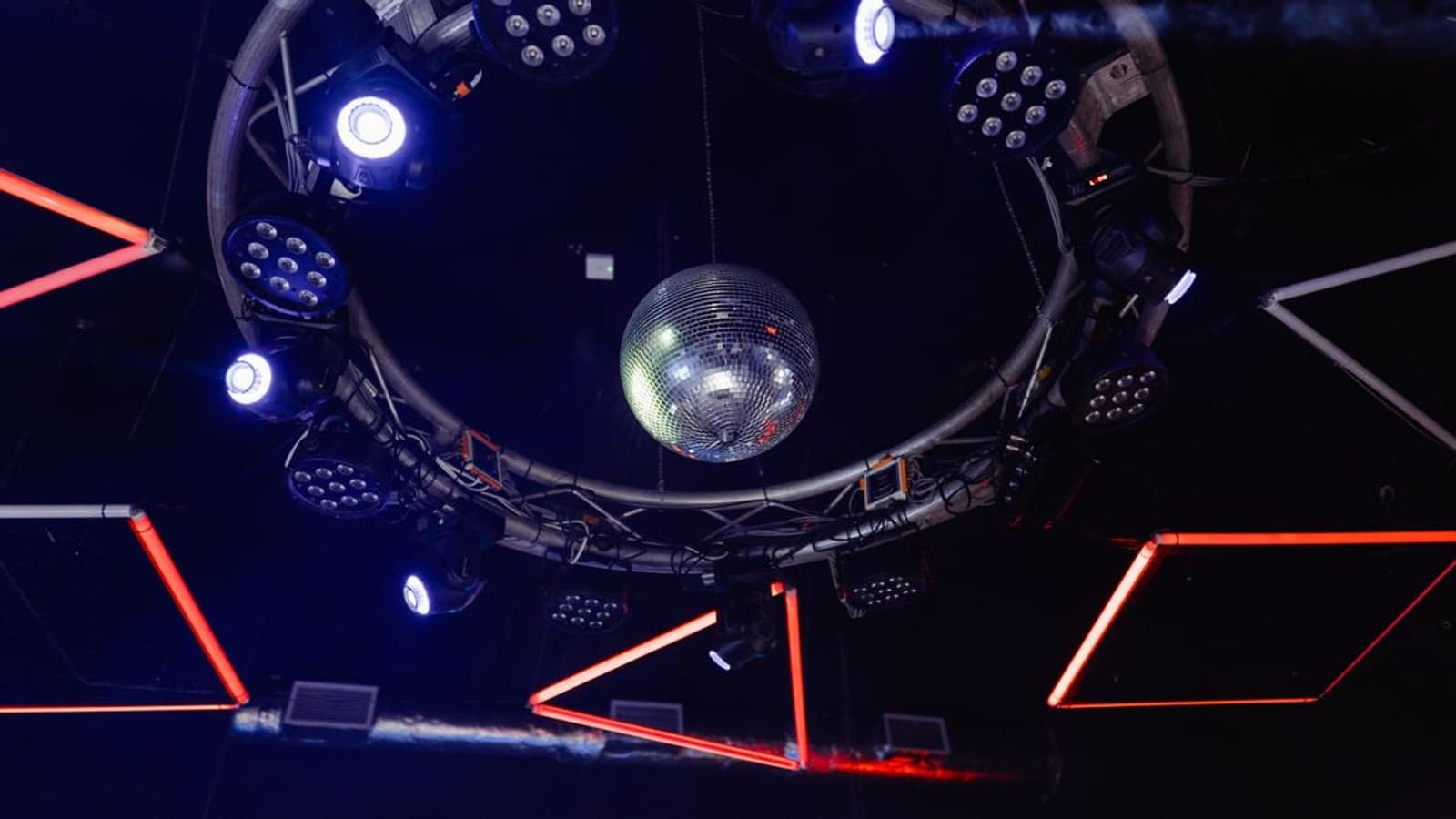 Flyinn Night Club — dans ve sahne atmosferi, Lefkoşa