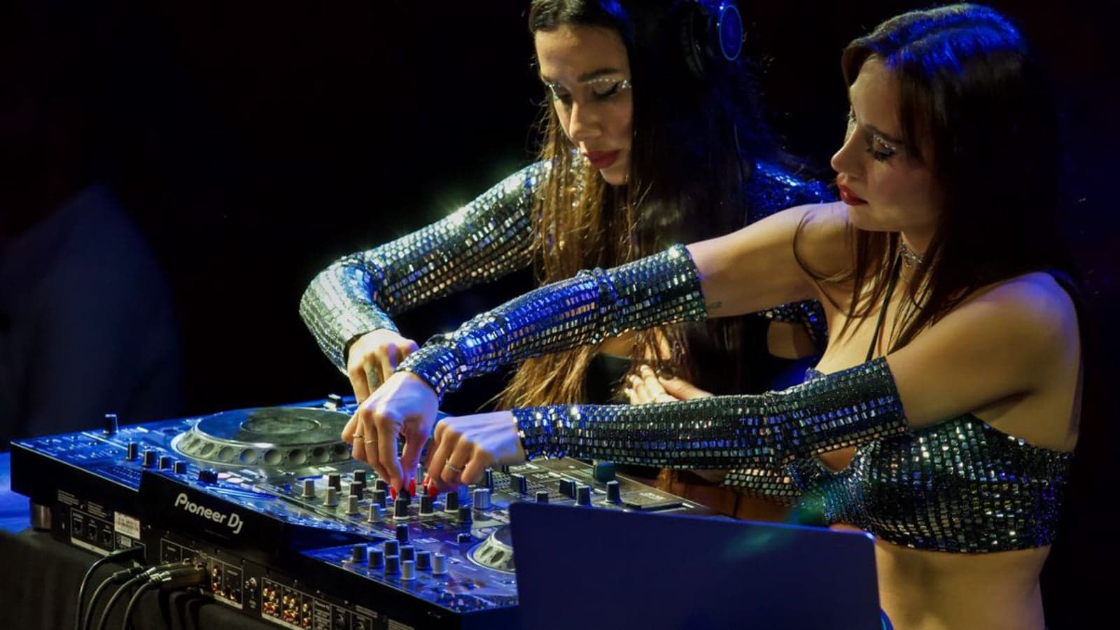 İros Night Club — dans ve sahne atmosferi, Güzelyurt
