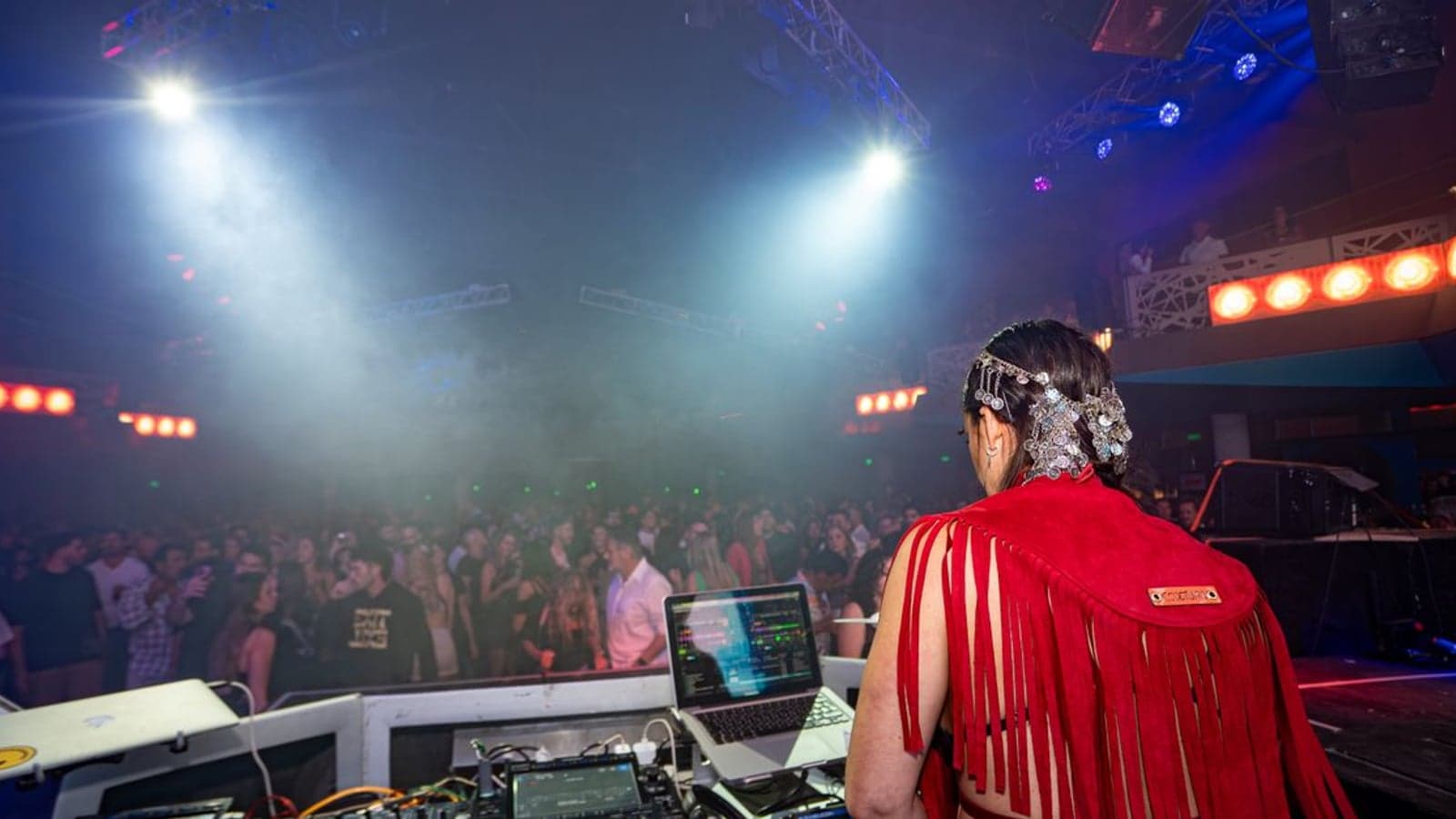 Monamour Night Club — dans ve sahne atmosferi, Lefkoşa