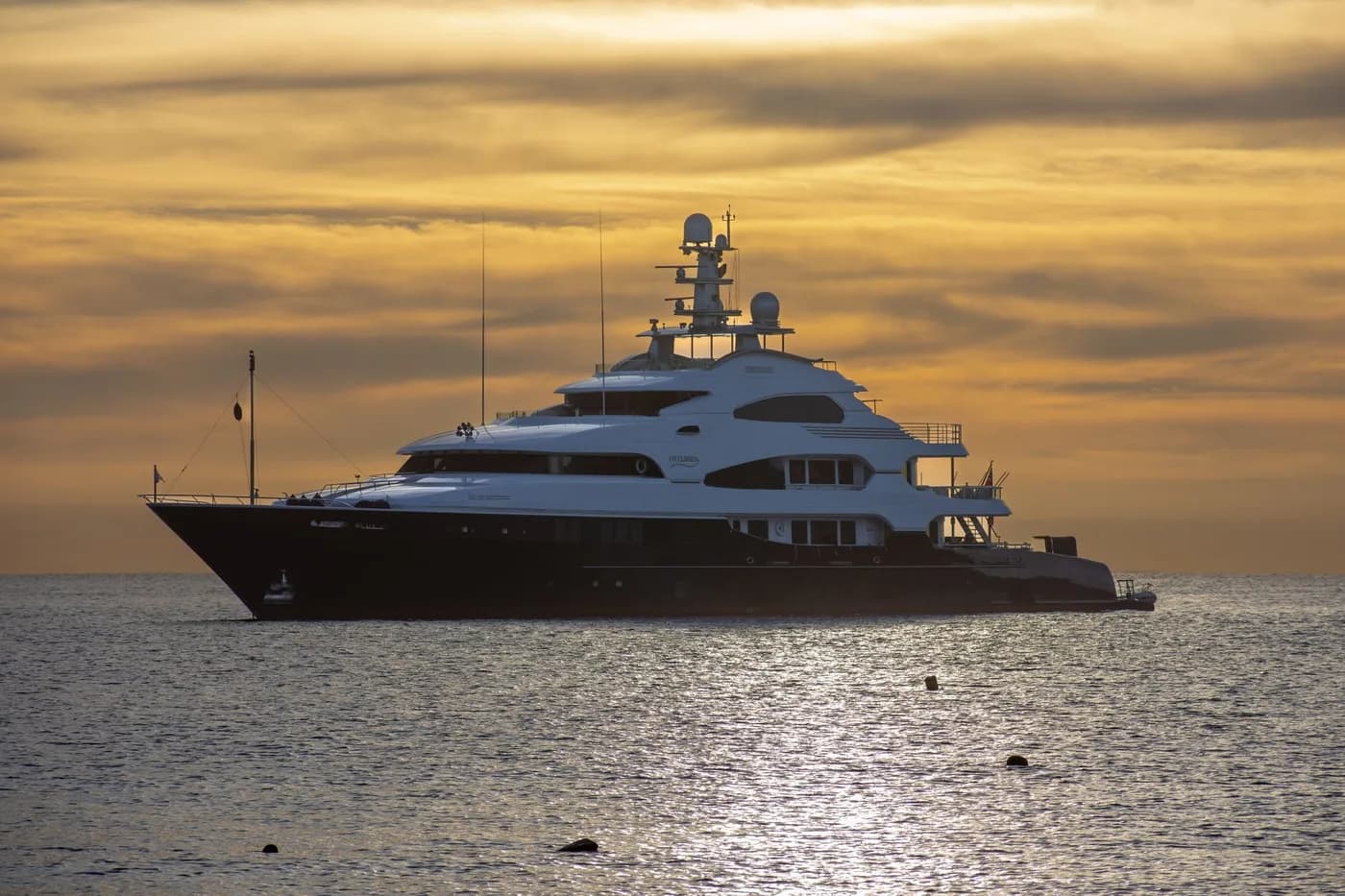 VIP yat kiralama — Kıbrıs özel charter denizi