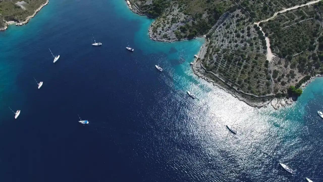 Akdeniz’de lüks yat ve berrak mavi deniz