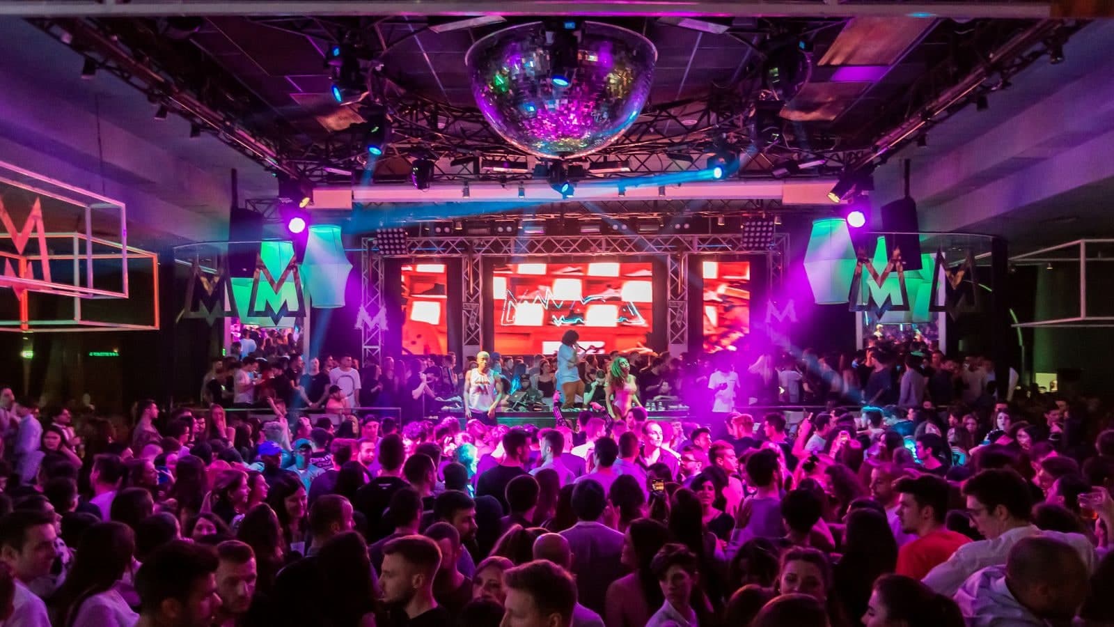 Almahara Night Club — dans ve sahne atmosferi, Lefkoşa