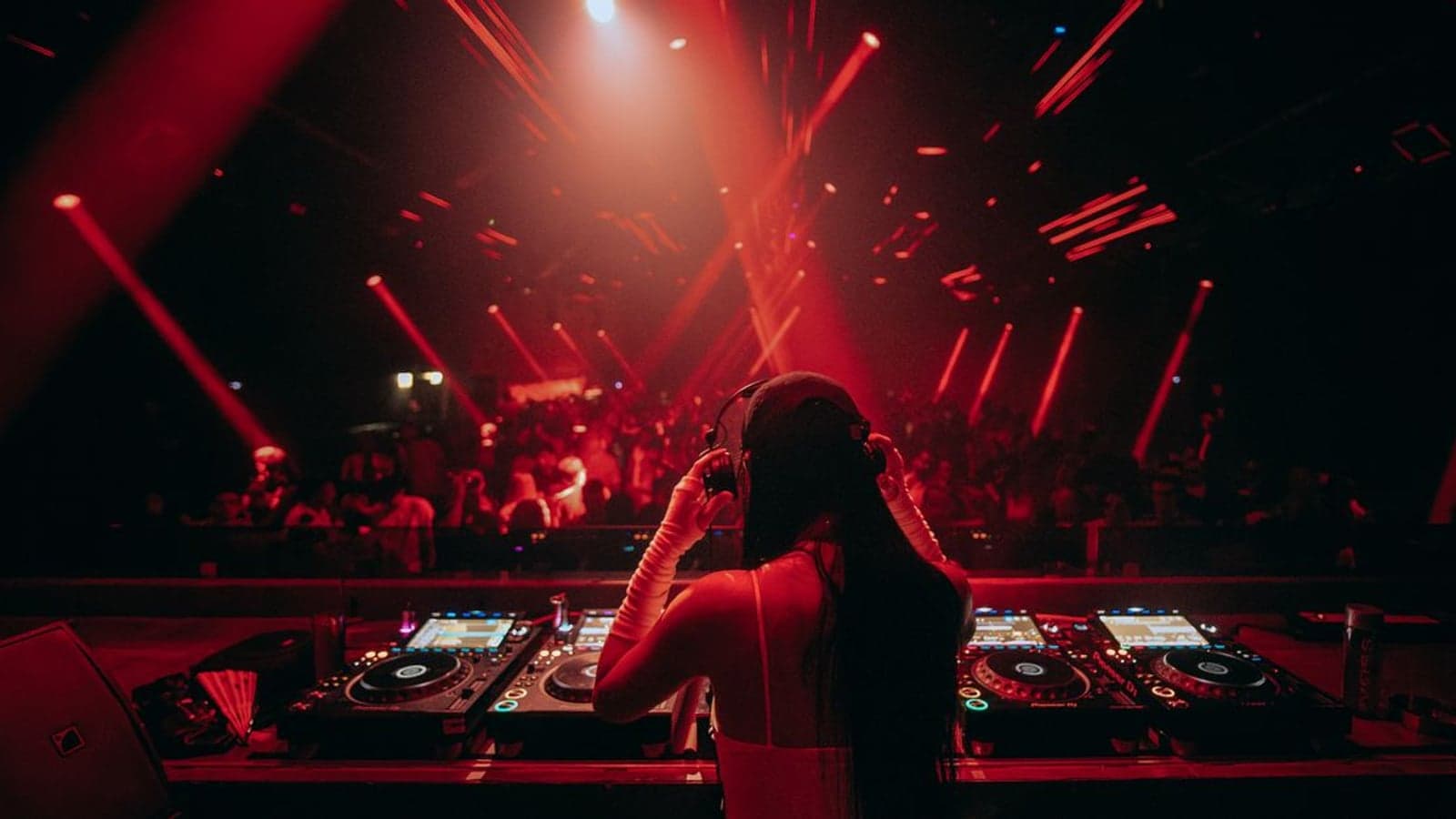 Sarı Taşlar Night Club — dans ve sahne atmosferi, Lefkoşa